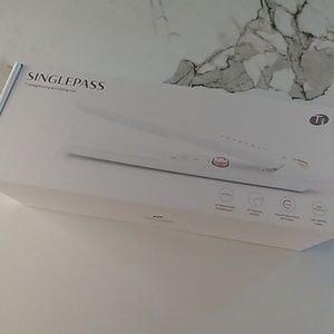 NIB T3 SinglePass 1" straightening & styling iron
